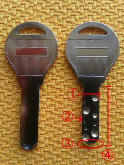 左のフラットキーから、サンプルキーを作成 ①幅を調整加工　②厚みを調整加工　③鍵先のエッジを加工　④長さを調整加工